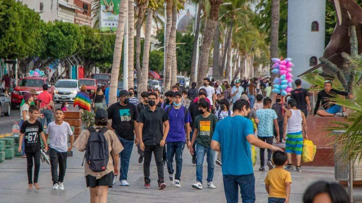 Turistas malecon cubreboca la paz